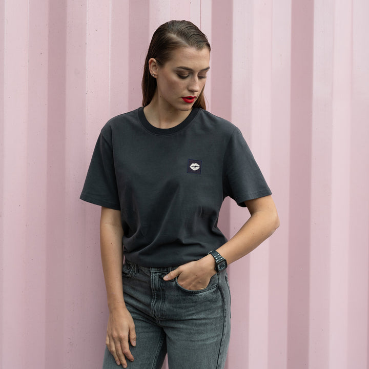 T-Shirt: AZL Icon – Oversized ⚥ Badge