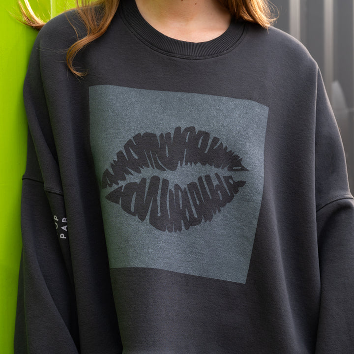 Sweatshirt: Big AZL Kiss – Oversized Crewneck ❍ Print