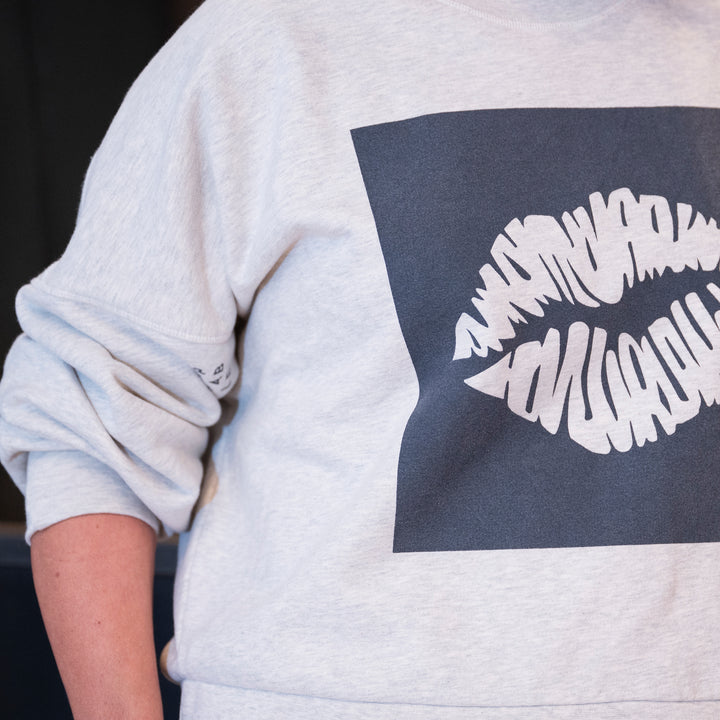Sweatshirt: Big AZL Kiss – Oversized Crewneck ❍ Print | Grey Melange