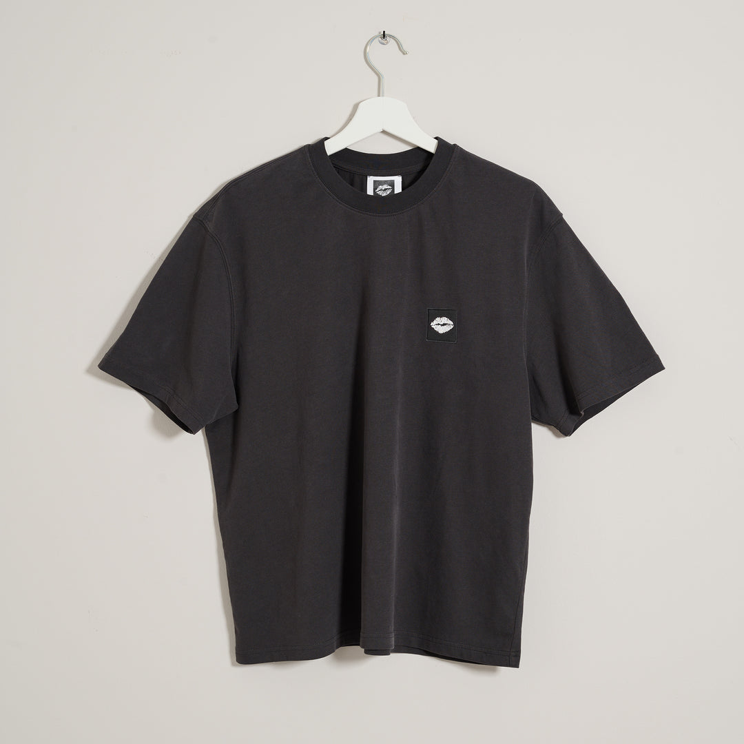 T-Shirt: AZL Icon – Oversized ⚥ Badge